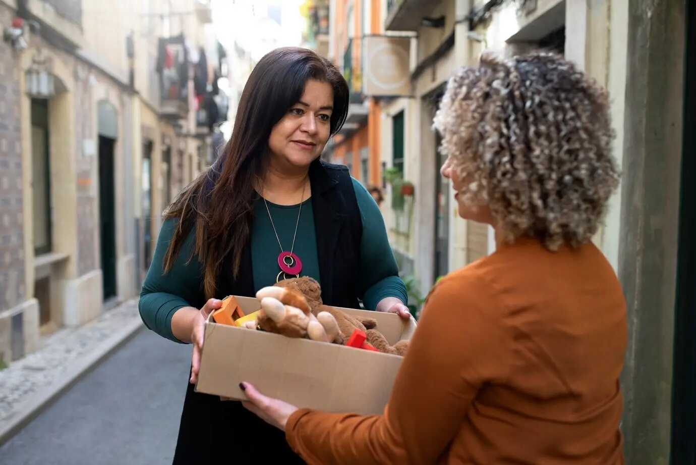Вид сбоку женщины, обменивающейся товарами.