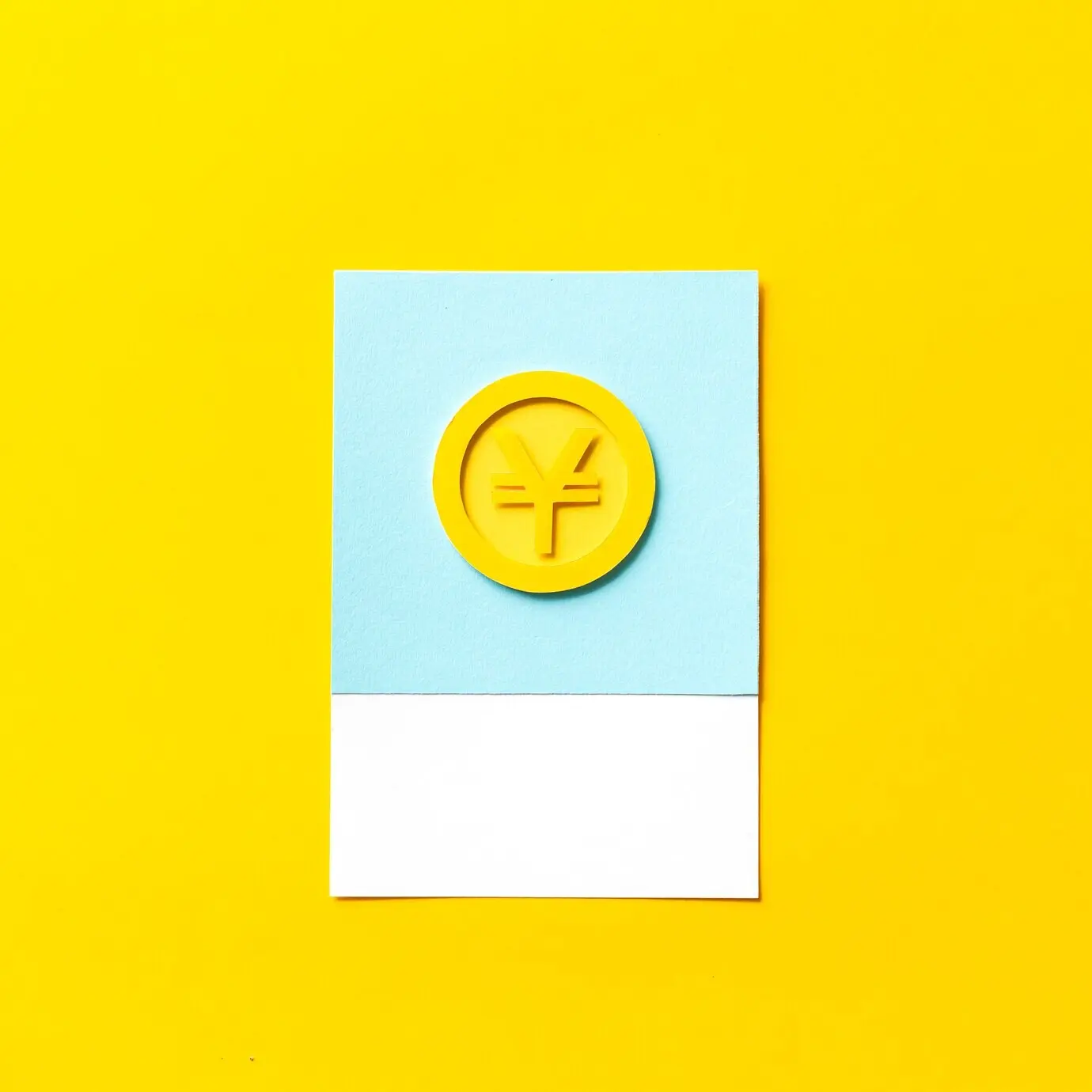 Бумажная поделка, изображающая монету японской иены.